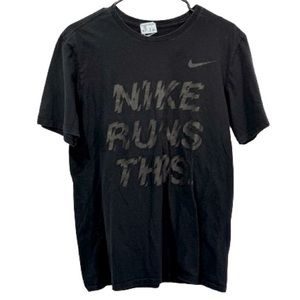 Nike Runs This tshirt - The Nike Tee - black on black - medium
